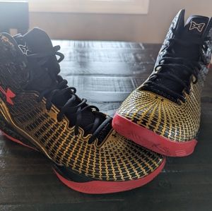 Under Armour Micro G Clutchfit Drive Black/Red-Metallic Gold Size 10